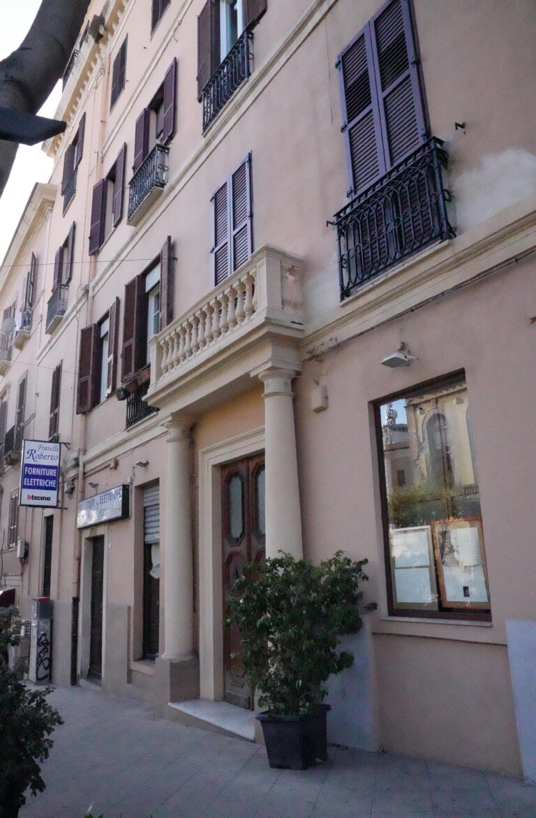Entrata Luxury Room Cagliari, portone e facciata del palazzo