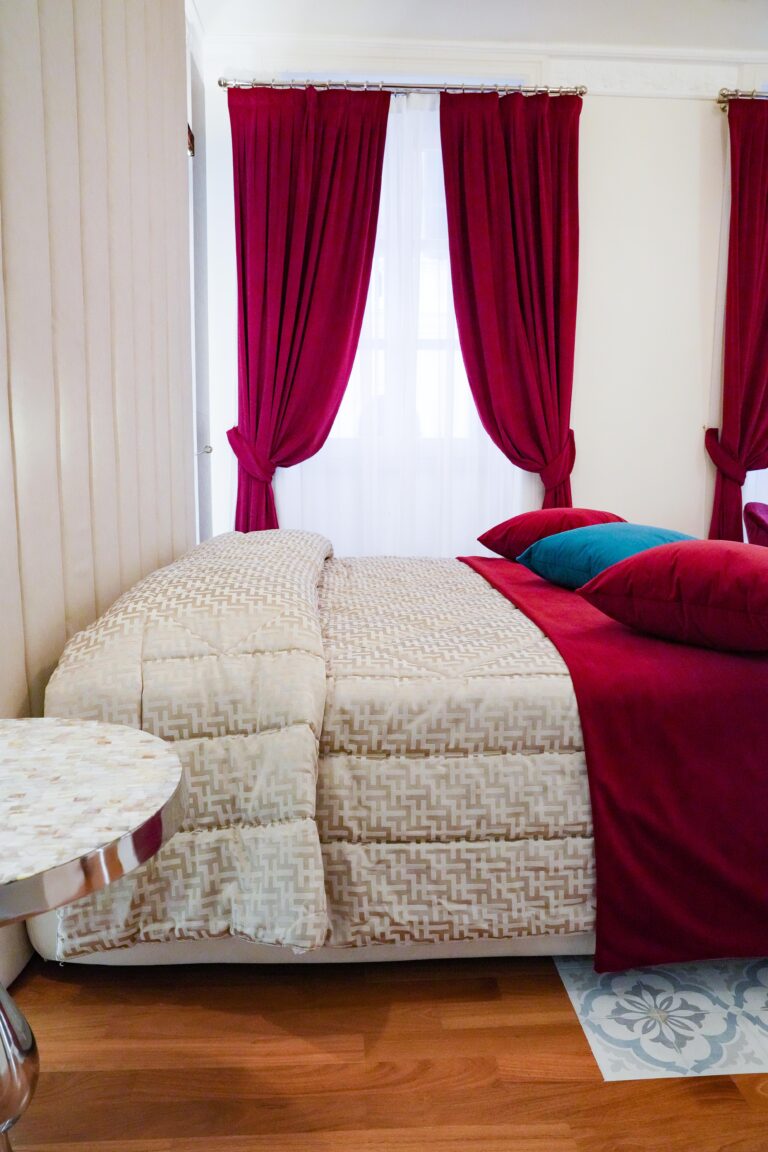 Zona Letto deluxe room rossa luxury room cagliari rosetta burger queen