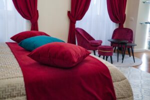 Zona letto Camera Deluxe Rossa luxury room cagliari rosetta burger queen