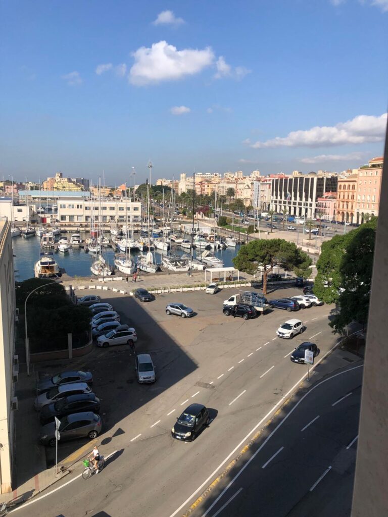 Foto Panoramica di Cagliari dal porto