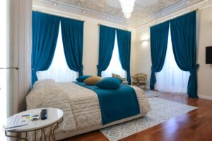 Zona Letto Luxury Room Cagliari Camera Deluxe Blu Rosetta Burger Queen