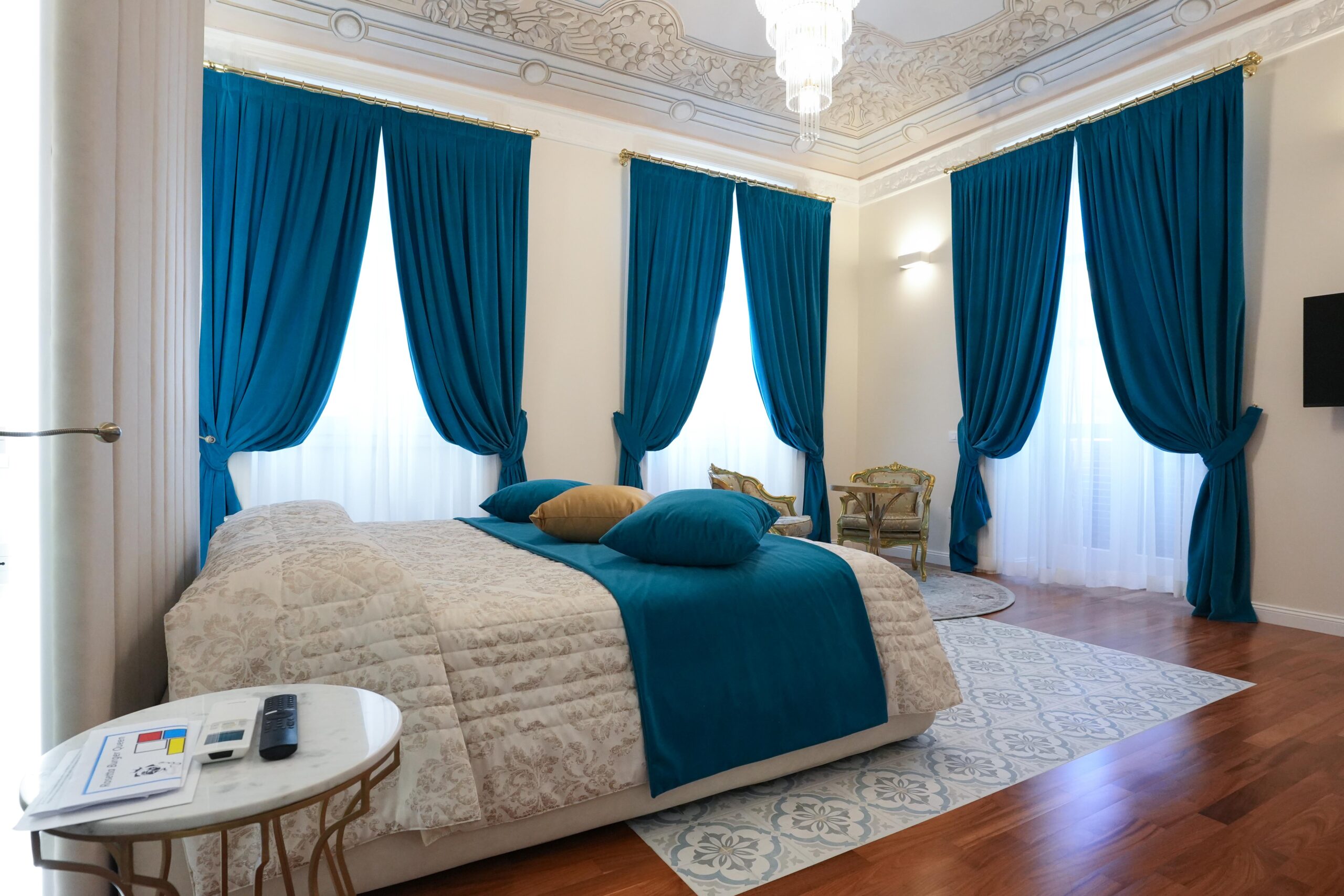Zona Letto Luxury Room Cagliari Camera Deluxe Blu Rosetta Burger Queen