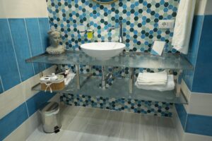 Zona Bagno Camera Deluxe Blu Luxury Room Cagliari Rosetta Burger Queen